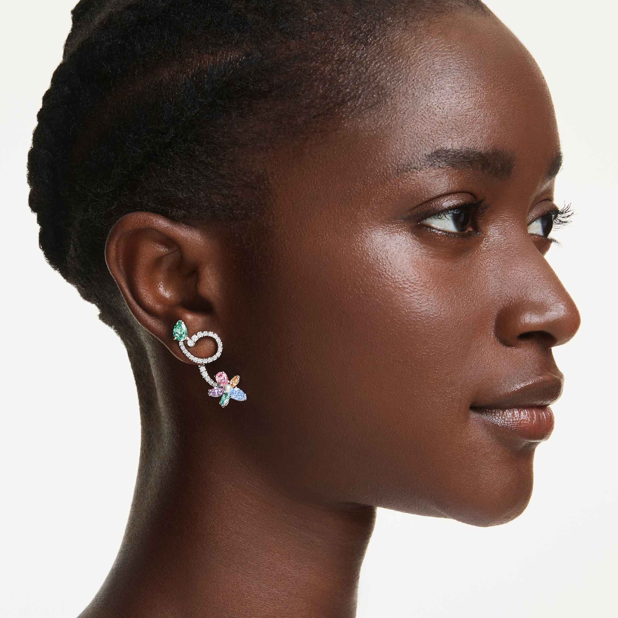 Ariana Grande x Swarovski Kulak Gömlekli Damla Küpe, Karışık Kesim, Yusufçuk, Çiçek, Çok Renkli, Rodyum Kaplama